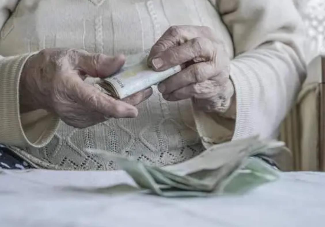 女子外出收麦子突降大雨,以为晾晒衣服被下湿,家里俩娃反应太暖