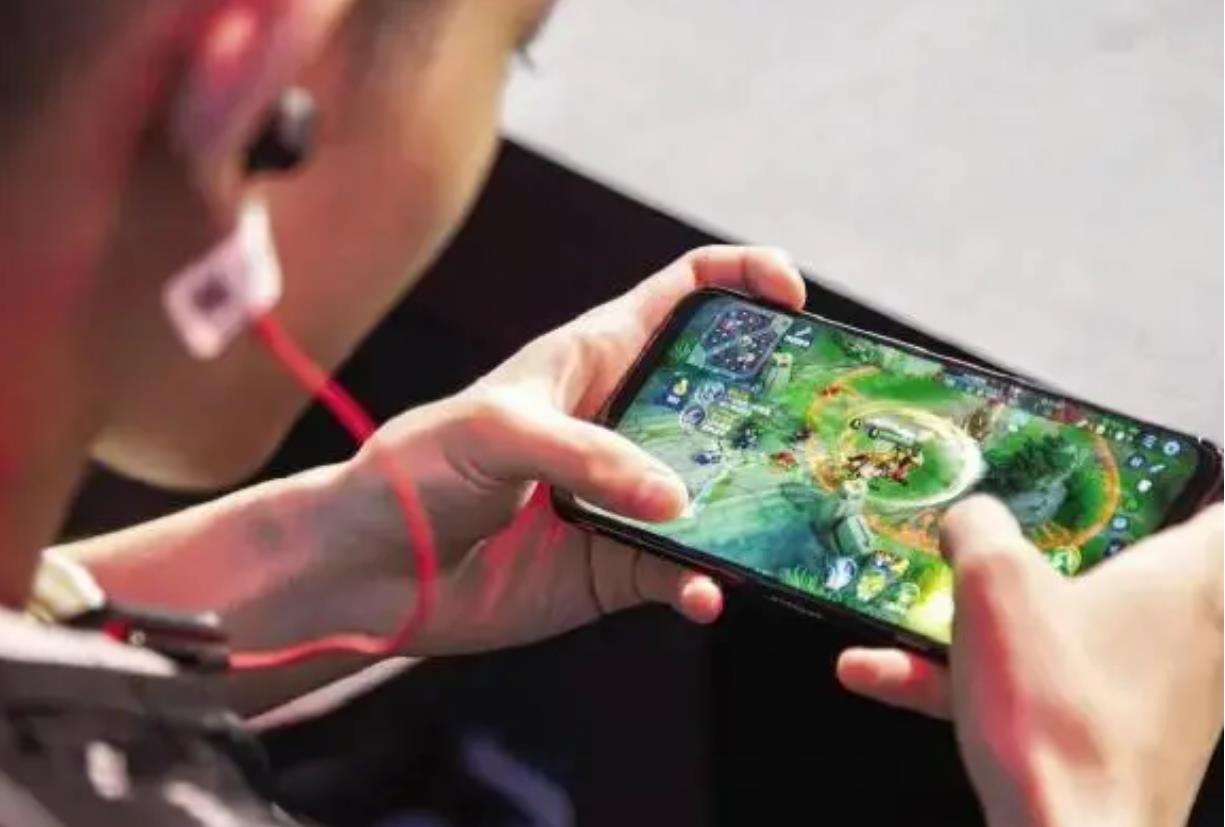 长期在睡前玩手机的人，会付出什么代价？提醒：或会承受5种痛苦